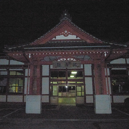 夜の弥彦駅