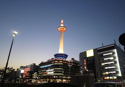 夕暮れの京都タワー
