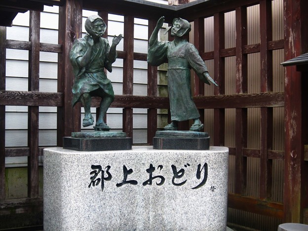 郡上踊りの石像