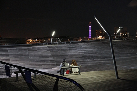 くじらの背中に乗って