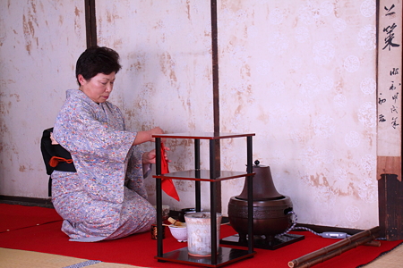 見たところ裏千家ですな