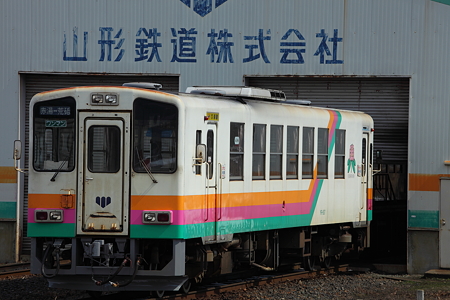 フラワー長井線　YR881型