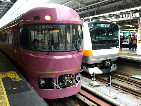 485系「宴」とE233系(新宿駅)1