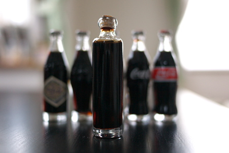 2001.12　ハワイ　Coca－Cola　100周年記念ミニボトル　1899年～