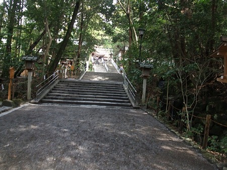 鳥居をくぐりぬけると