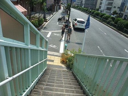 この階段を下りたらお別れだよ・・・