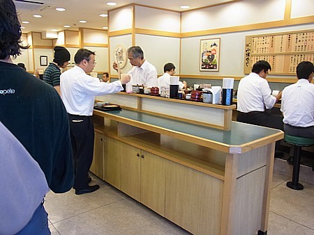 行列ができる店は うまい