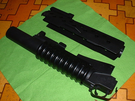 LS「M203 グレネード ランチャー」 (弾が飛ばない 外見のみのモデル) 完成品塗装済 左側 ハンドガードを外した状