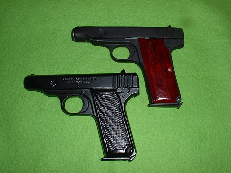 アカデミー製「M1900」ベース改造品(上) と中田 文鎮()下「1式(浜田式)拳銃」Doburoku-TAO width=