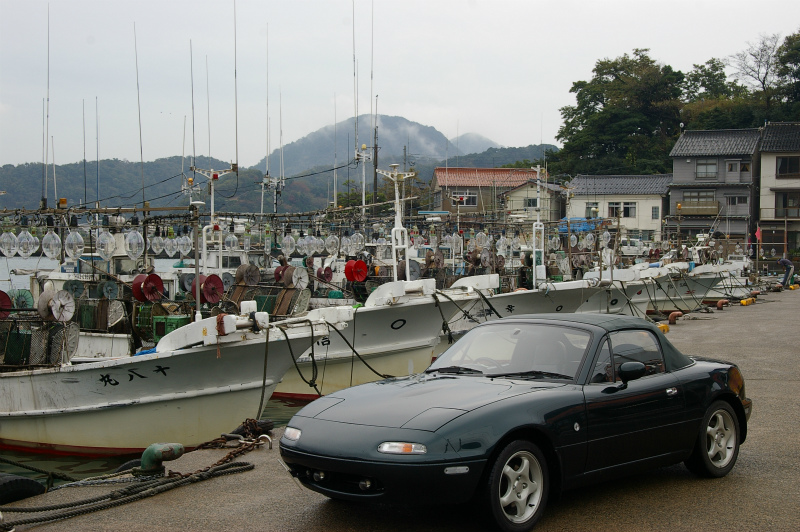津居山の漁船とEUNOS Roadster VR-Limited CombinationB