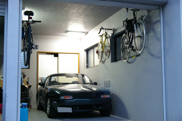 自転車を壁にかけてロードスターの出し入れも楽になる