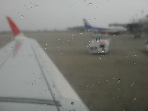 雨と共に出迎えてくれた仙台空港